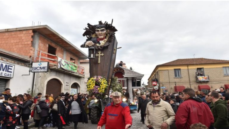 Mileto “capitale” del Carnevale vibonese: festa di colori e migliaia di persone in piazza